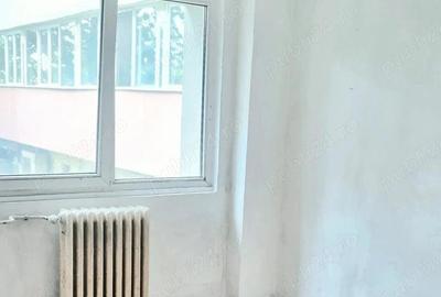 Apartament cu 3 camere semidecomandat în Tei