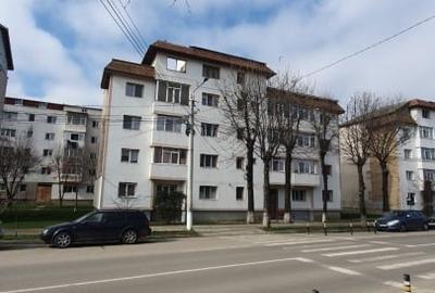 Apartament cu 4 camere semidecomandat în Central