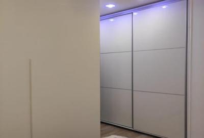 Apartament cu 3 camere decomandat în Tractorul