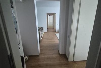 Apartament cu 3 camere semidecomandat, mobilat în Tractorul - 13