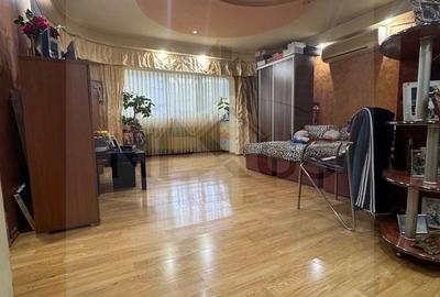 Apartament cu 3 camere semidecomandat, mobilat în Mihai Bravu