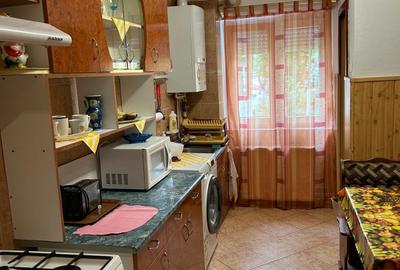 Apartament cu 3 camere semidecomandat, mobilat în Aurel Vlaicu