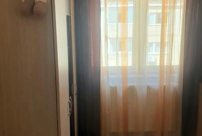 Apartament cu 3 camere semidecomandat în Cantemir