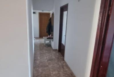 Apartament cu 4 camere decomandat în Bd. Independenței - 10