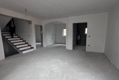 Casă cu 7 camere cu Teren 150 Mp în Rădăuți