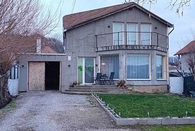 Casă cu 4 camere în Corunca