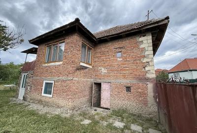 Casă cu Teren 470 Mp în Podeni - 1
