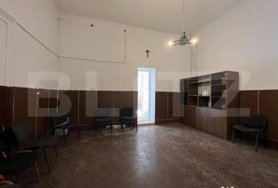 Spațiu comercial, de 80 mp, în Central - 3