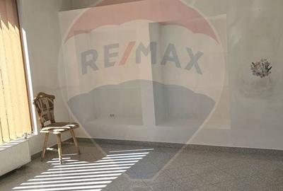 Spațiu comercial, de 50 mp, în Central - 4