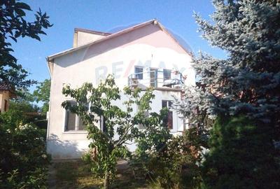 Casă cu 6 camere cu Teren 1500 Mp în Central