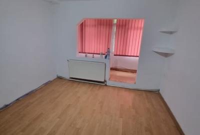 Apartament cu 2 camere semidecomandat, mobilat în Central