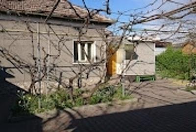 Casă cu 5 camere cu Teren 2800 Mp în Central - 1