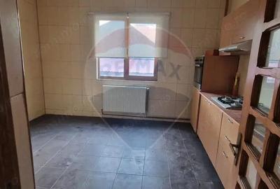 Vila S+P+1E+M cu 7 camere de vanzare in TG. OCNA - 8