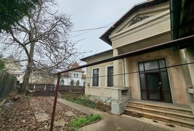 Casă individuală cu 2 camere în Central