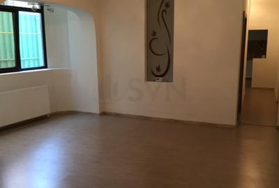 Apartament cu 3 camere semidecomandat în Titulescu