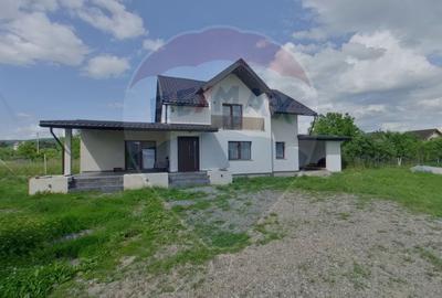 Casă individuală cu 4 camere în Nord-Est