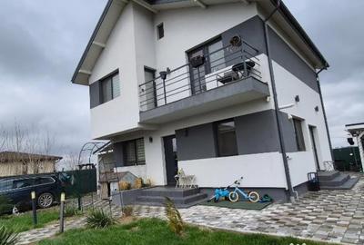 Casă cu 5 camere cu Teren 400 Mp în Central - 1