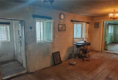 Casa cu 3 camere, garaj si 325mp teren, demolabila, cu toate utilitatile, in Mil - 10