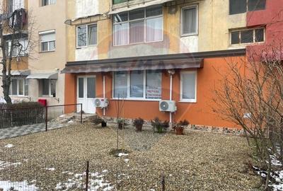 Spațiu comercial, de 43.720001220703 mp, în Central - 1