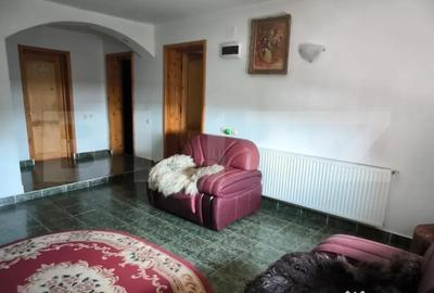 Casă cu 7 camere cu Teren 1430 Mp în Central - 2