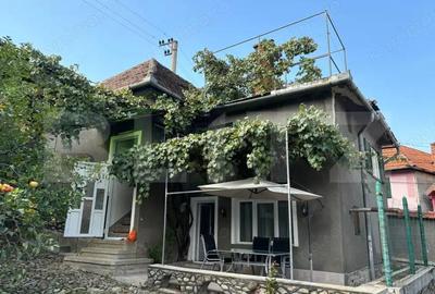 Casa spa?ioasa de vanzare in Ra?inari, Sibiu 4 camere, pivni?a, demisol, curte