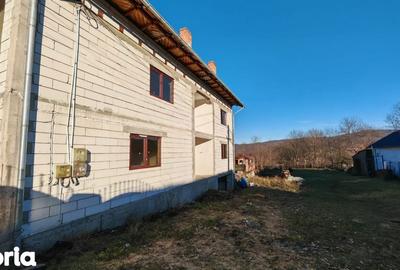 Casă cu 5 camere cu Teren 1186 Mp în Pietroșani - 1