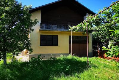 Casă cu 5 camere cu Teren 1800 Mp în Podu Rizii - 1