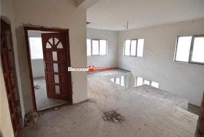 Casă cu 9 camere cu Teren 2403 Mp în Central - 15