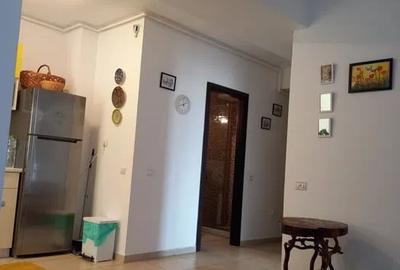 Apartament cu 2 camere semidecomandat, mobilat în Central