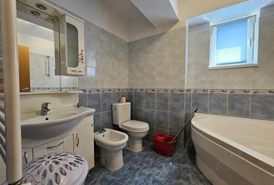 Apartament cu 3 camere decomandat în Girocului