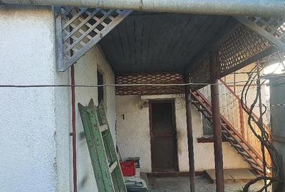 Casă cu 2 camere cu Teren 3000 Mp în Central - 3