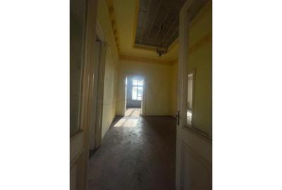 Casă individuală cu 30 camere cu Teren 687 Mp în P-ța Universității - 5