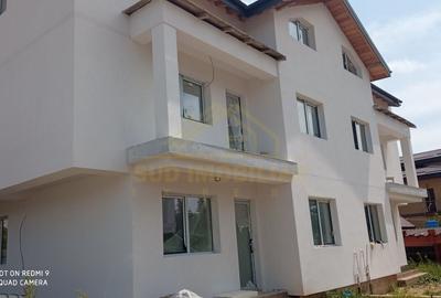 Duplex cu 7 camere cu Canalizare în Central - 2