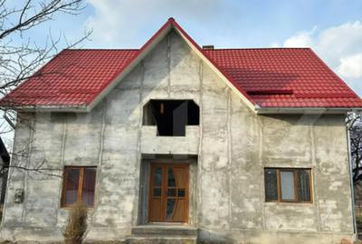 Casă cu 5 camere cu Teren 1000 Mp în Central