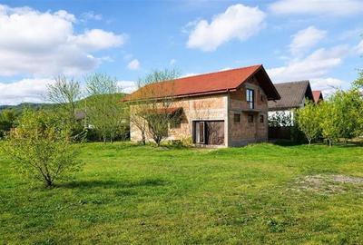 Casa la rosu cu 3 dormitoare, garaj si bransamente utilitati, Harman - 1