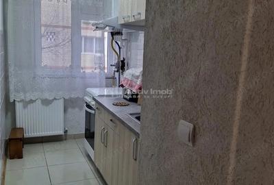Apartament cu 3 camere semidecomandat în Micro III