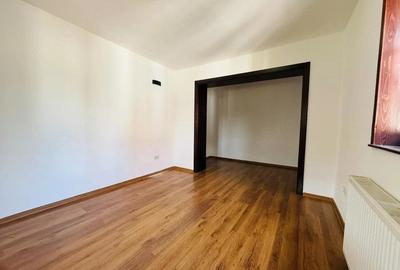 Casă cu 5 camere cu Teren 720 Mp în Sânmihaiu Român