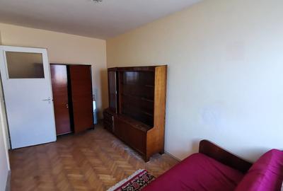 Apartament 3 camere, decomandat, etaj 1, zona centrala