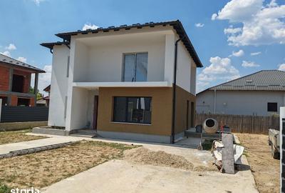 Casă cu 4 camere cu Teren 373 Mp în Central