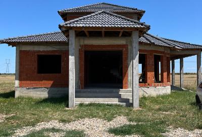 Casă cu 3 dormitoare, terasă , 591 mp teren, Leș