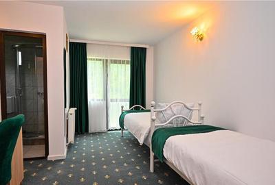 Complex turistic,afacere la cheie,3 vile, teren 7.700 mp,pan - 7