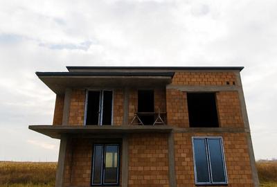 Casă cu 4 camere cu Teren 500 Mp în Sânpetru