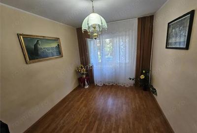 Apartament cu 3 camere decomandat în Micro IV