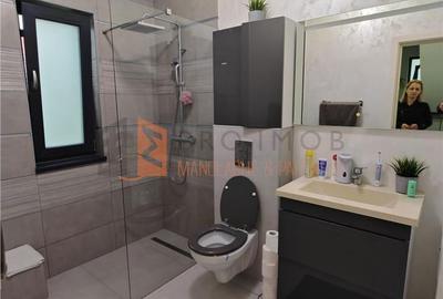 Casă cu 6 camere decomandat cu Canalizare în Micro 5