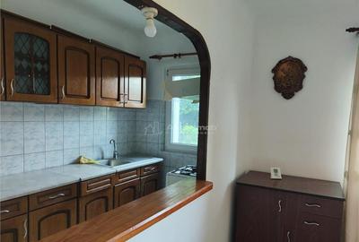 Casa decomandata, situata central in Boldesti Scaeni, in zon - 11