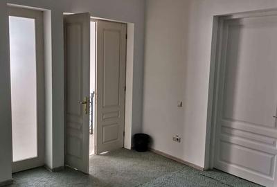 Spațiu comercial, de 258 mp, în Central - 8