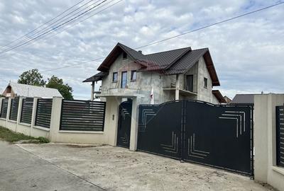 Casa / Vila cu 5 camere de vanzare - 1