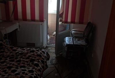 Apartament cu 3 camere semidecomandat în Micro 40