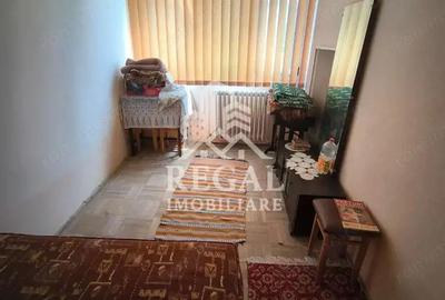 Apartament cu trei camere de vanzare in zona Micro 4 - 2