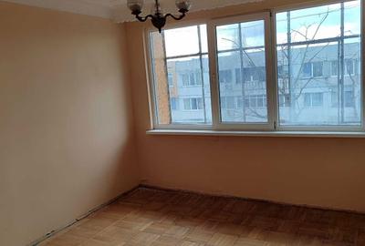 Apartament cu 3 camere semidecomandat în Micro 16 - 2